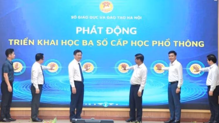 Các đại biểu thực hiện nghi thức phát động triển khai học bạ số cấp học phổ thông.