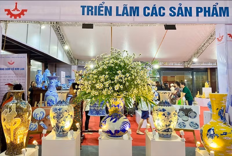 Các sản phẩm của gốm sứ Bát Tràng ngày càng được người tiêu dùng trong và ngoài nước đón nhận. Các sản phẩm của gốm sứ Bát Tràng ngày càng được người tiêu dùng trong và ngoài nước đón nhận.