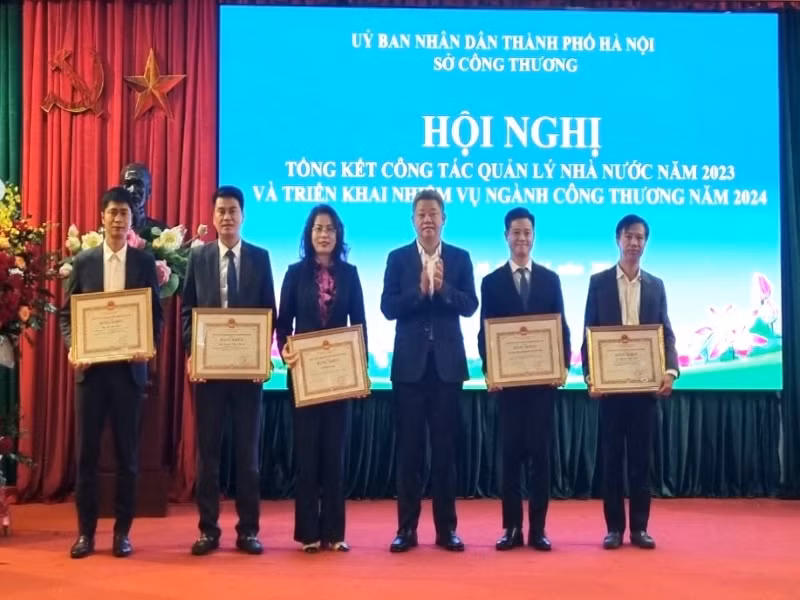 Lãnh đạo thành phố Hà Nội tặng bằng khen cho các cá nhân, tập thể của Sở Công thương Hà Nội. 