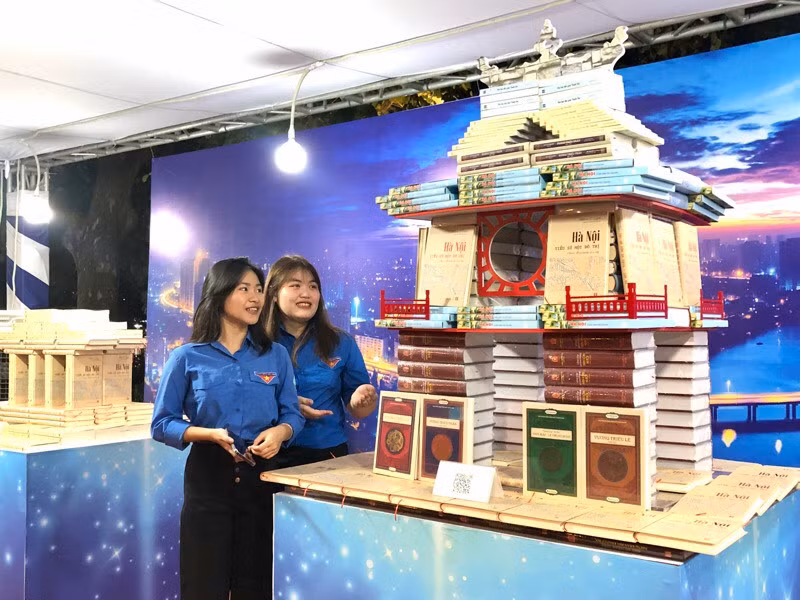 Hoạt động trưng bày, triển lãm sách mang đậm dấu ấn Thăng Long - Hà Nội. Hoạt động trưng bày, triển lãm sách mang đậm dấu ấn Thăng Long - Hà Nội.