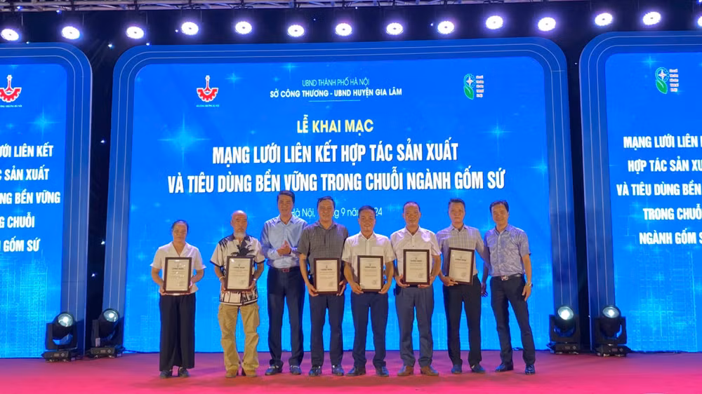 Trao chứng nhận cho các doanh nghiệp, cơ sở sản xuất tham gia chương trình.