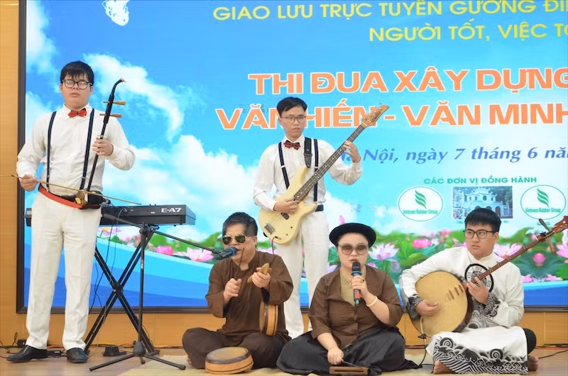 Ban nhạc người khiếm thị "Nắng mới" biểu diễn tại buổi giao lưu. Ban nhạc người khiếm thị "Nắng mới" biểu diễn tại buổi giao lưu.
