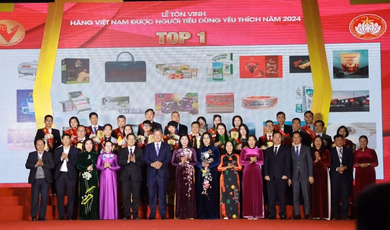 Lãnh đạo thành phố Hà Nội trao giấy chứng nhận TOP 1 Hàng Việt Nam được người tiêu dùng yêu thích cho các doanh nghiệp.