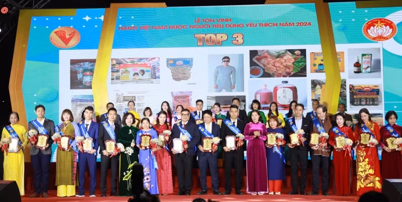TOP 3 các doanh nghiệp đoạt giải trong chương trình bình chọn.