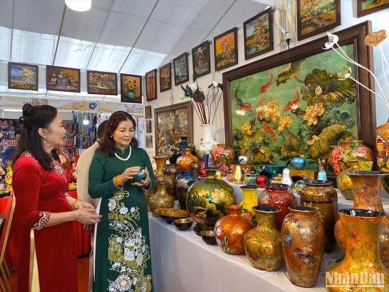 Gian hàng trưng bày hàng sơn mài tại hội chợ Hàng công nghiệp nông thôn Thủ đô năm 2023.