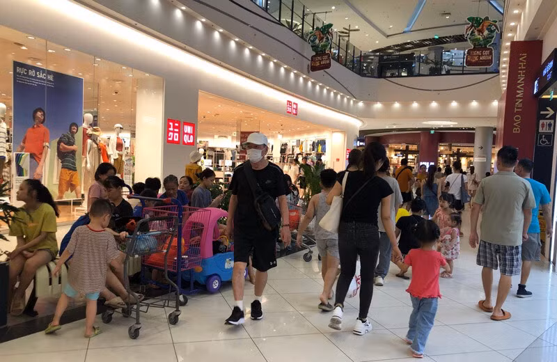 Trung tâm thương mại Aeon Long Biên tấp nập khách "trốn nóng" trong ngày 3/6. Trung tâm thương mại Aeon Long Biên tấp nập khách "trốn nóng" trong ngày 3/6.