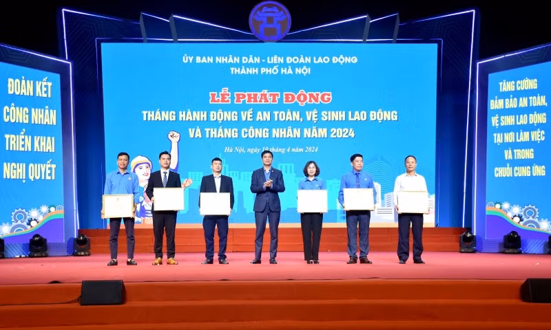 Khen thưởng cho các tập thể, cá nhân đã có thành tích xuất sắc trong công tác an toàn, vệ sinh lao động năm 2023.