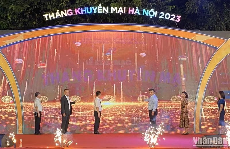 Các đại biểu thực hiện nghi thức khai mạc chương trình.