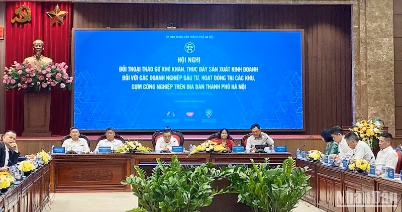 Lãnh đạo thành phố Hà Nội đối thoại với doanh nghiệp.