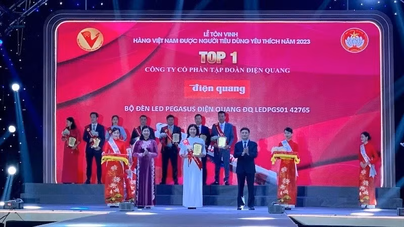 Tôn vinh các doanh nghiệp có sản phẩm được bình chọn là Hàng Việt Nam được người tiêu dùng yêu thích năm 2023. Tôn vinh các doanh nghiệp có sản phẩm được bình chọn là Hàng Việt Nam được người tiêu dùng yêu thích năm 2023.