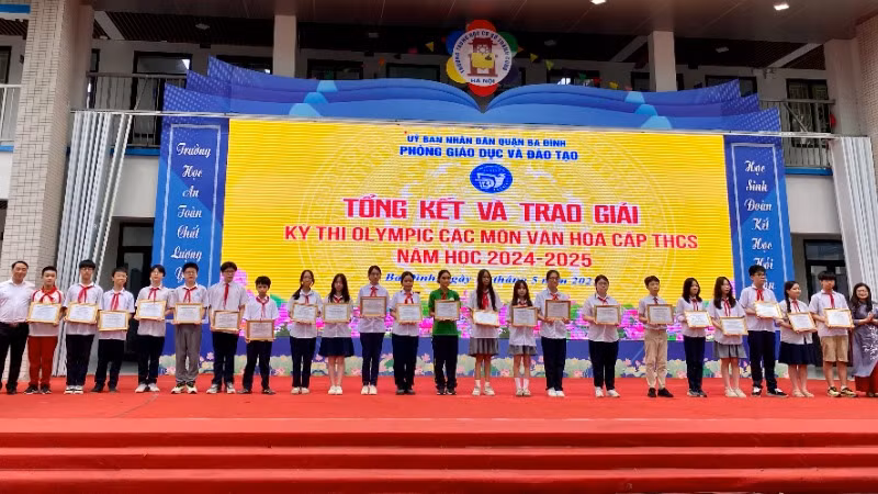 Quận Ba Đình tuyên dương, khen thưởng các em học sinh đoạt giải trong Kỳ thi Olympic các môn văn hóa lớp 6, 7, 8 năm học 2024-2025. (ẢNH: NGUYÊN TRANG)