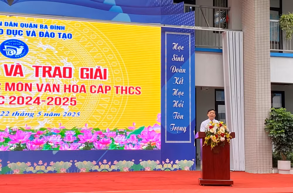 Lãnh đạo Phòng Giáo dục và Đào tạo quận Ba Đình phát biểu tại buổi lễ.