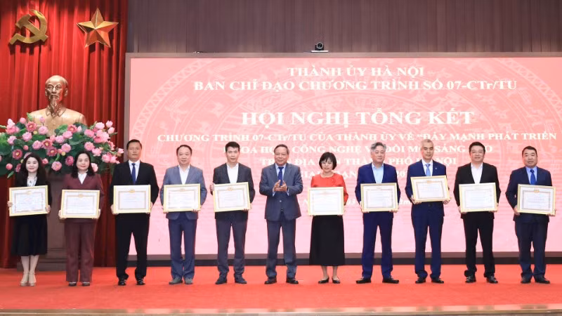 Lãnh đạo Thành ủy Hà Nội trao Bằng khen cho các cá nhân, tập thể xuất sắc.
