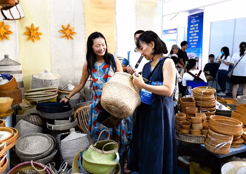 Tại Hanoi Giftshow 2023, Ban Tổ chức kỳ vọng sẽ thu hút hơn 10.000 lượt khách tham quan, giao dịch theo hình thức trực tiếp và trực tuyến. Tại Hanoi Giftshow 2023, Ban Tổ chức kỳ vọng sẽ thu hút hơn 10.000 lượt khách tham quan, giao dịch theo hình thức trực tiếp và trực tuyến.