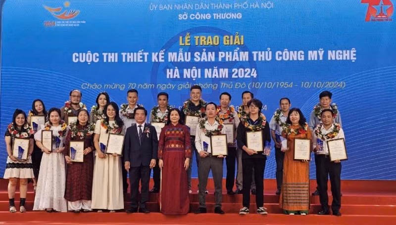 Ban Tổ chức trao giải Nhất cho các tổ chức, cá nhân đạt giải. Ban Tổ chức trao giải Nhất cho các tổ chức, cá nhân đạt giải.