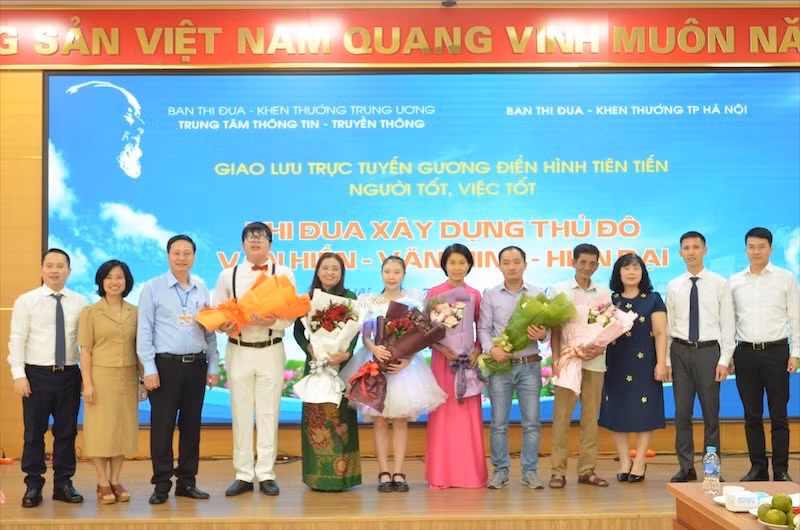 Ban tổ chức tặng hoa cho các khách mời tham dự chương trình.
