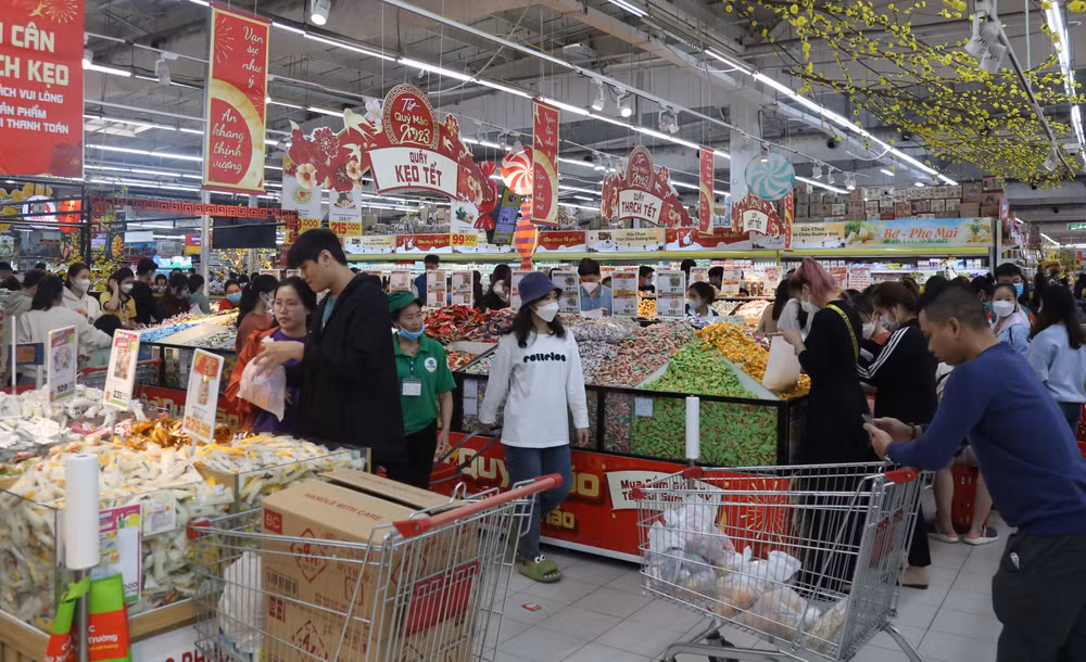 Người dân Thủ đô tấp nập sắm Tết tại siêu thị Big C Thăng Long.