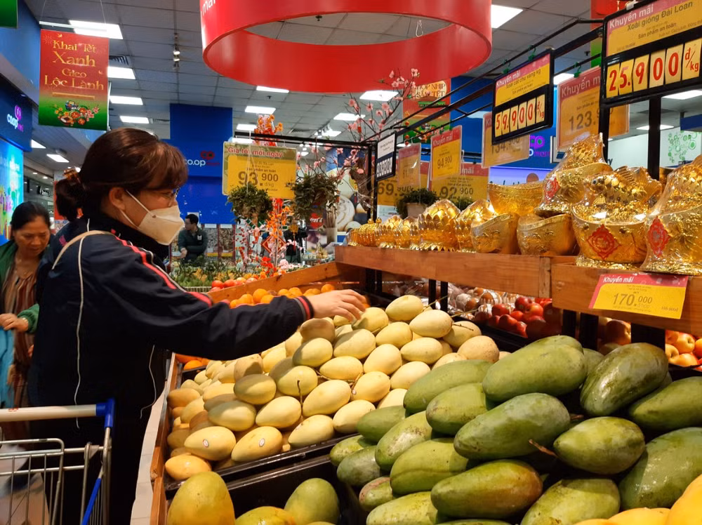 Người tiêu dùng lựa chọn các sản phẩm hàng hóa Tết tại siêu thị Sài Gòn Co.op Mart.