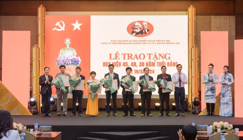 Lãnh đạo Hiệp hội trao huy hiệu "30, 40, 45 tuổi Đảng” cho các Đảng viên của Hiệp hội.