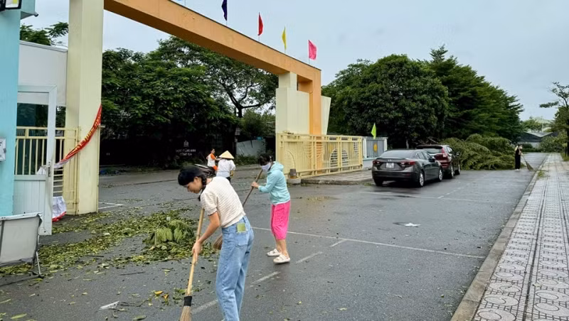 Các trường học trên địa bàn Hà Nội nhanh chóng thu gọn khuôn viên sau bão số 3.