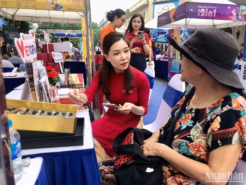 Các ngân hàng hướng dẫn người dân cách thanh toán không dùng tiền mặt.