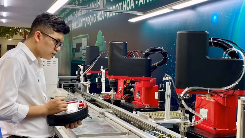 Giới thiệu dây chuyền sản xuất tự động sử dụng AI và Robot của Rạng Đông.