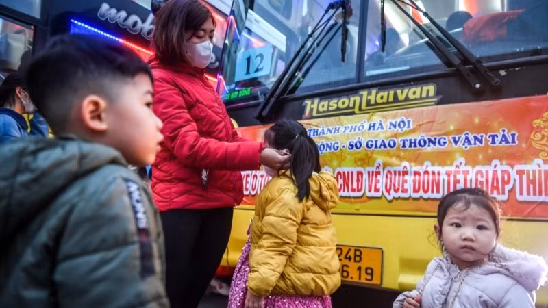 Lãnh đạo thành phố Hà Nội, Liên đoàn Lao động thành phố và các đơn vị tiễn công nhân về quê đón Tết Quý Mão. (ẢNH: THÀNH ĐẠT)