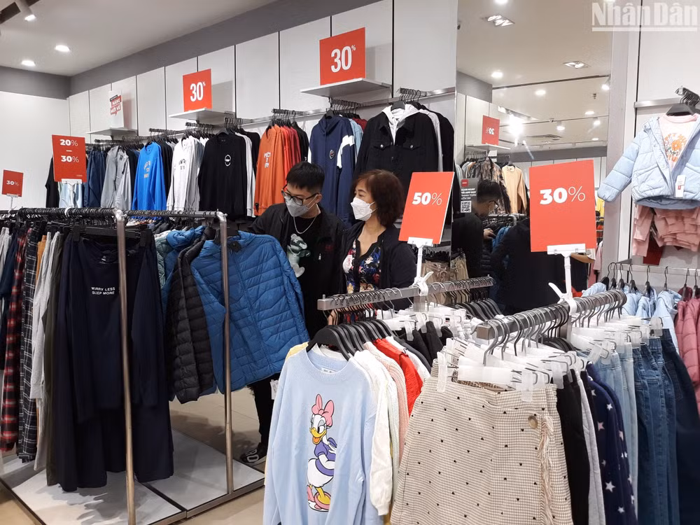 Các chương trình khuyến mại đem đến cơ hội mua sắm ưu đãi cho người tiêu dùng. Các chương trình khuyến mại đem đến cơ hội mua sắm ưu đãi cho người tiêu dùng.