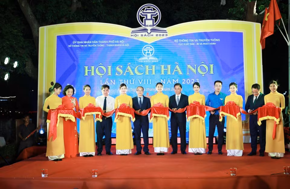 Các đại biểu cắt băng khai mạc Hội sách Hà Nội năm 2023. Các đại biểu cắt băng khai mạc Hội sách Hà Nội năm 2023.