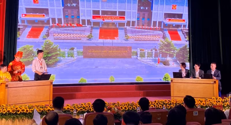 Các đội thi thể hiện ý tưởng một cách sáng tạo, sinh động. Các đội thi thể hiện ý tưởng một cách sáng tạo, sinh động.