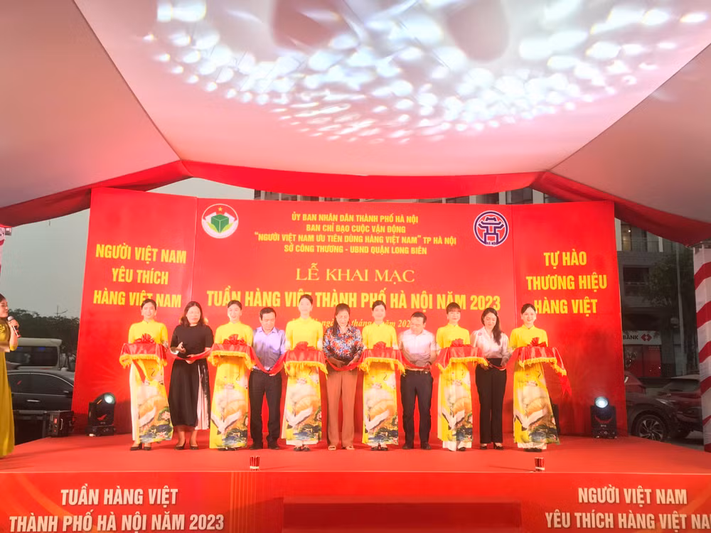 Cắt băng khai mạc chương trình Tuần hàng Việt. Cắt băng khai mạc chương trình Tuần hàng Việt.