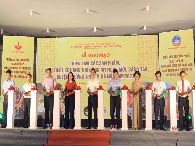 Các đại biểu cắt băng khai mạc triển lãm.