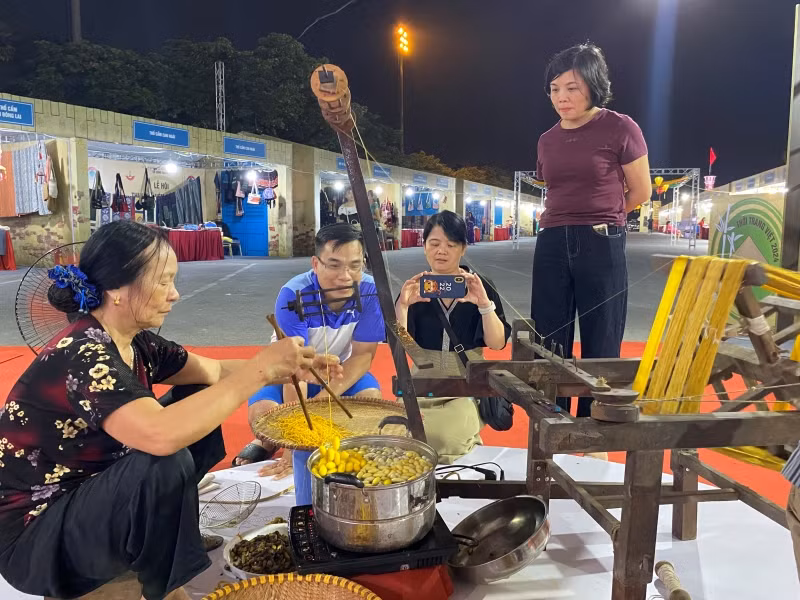 Các nghệ nhân tham gia trình diễn các quy trình của ngành dệt may truyền thống.
