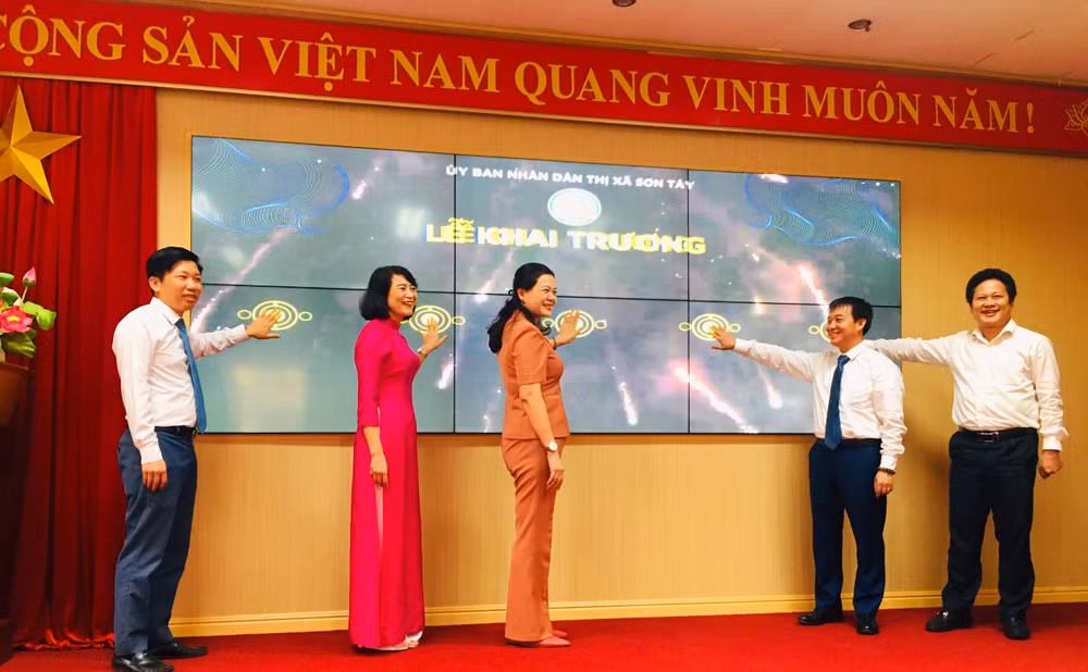Các đại biểu bấm nút khai trương Trung tâm điều hành giáo dục thông minh.