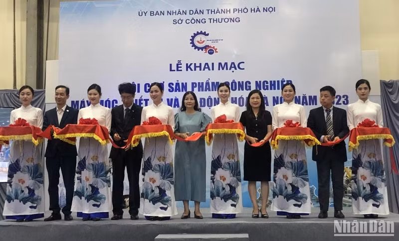 Các đại biểu cắt băng khai mạc Hội chợ. Các đại biểu cắt băng khai mạc Hội chợ.