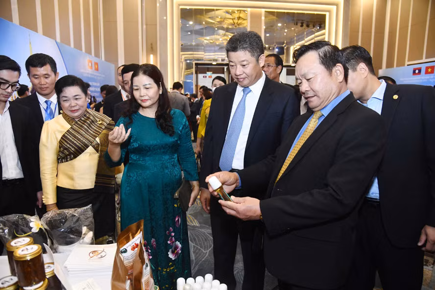 Các đại biểu tham quan các gian trưng bày sản phẩm nổi bật của hai nước tại Hội nghị xúc tiến đầu tư, thương mại, du lịch Hà Nội - Viêng Chăn năm 2022.