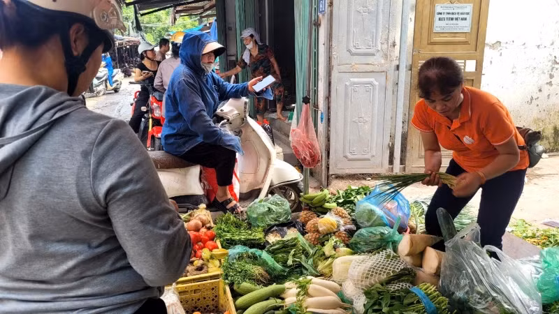 Người tiêu dùng mua rau, củ tại chợ dân sinh ở Xuân Đỉnh (quận Bắc Từ Liêm). Người tiêu dùng mua rau, củ tại chợ dân sinh ở Xuân Đỉnh (quận Bắc Từ Liêm).