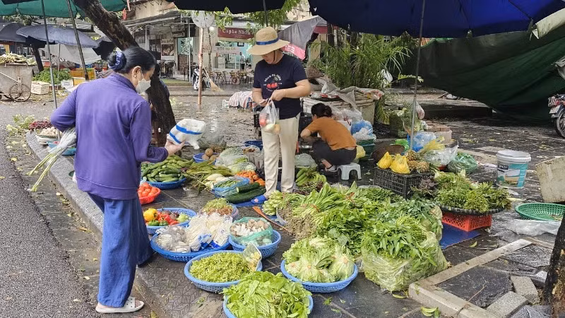 Xây dựng hệ thống chợ sẽ góp phần hạn chế được tình trạng họp chợ cóc lấn chiếm vỉa hè ở Hà Nội. 
