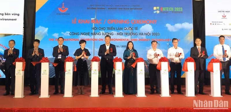 Các đại biểu cắt băng khai mạc Hội chợ. Các đại biểu cắt băng khai mạc Hội chợ.