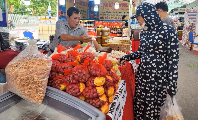Sản phẩm của tỉnh Quảng Ngãi giới thiệu tại Tuần hàng. Sản phẩm của tỉnh Quảng Ngãi giới thiệu tại Tuần hàng.