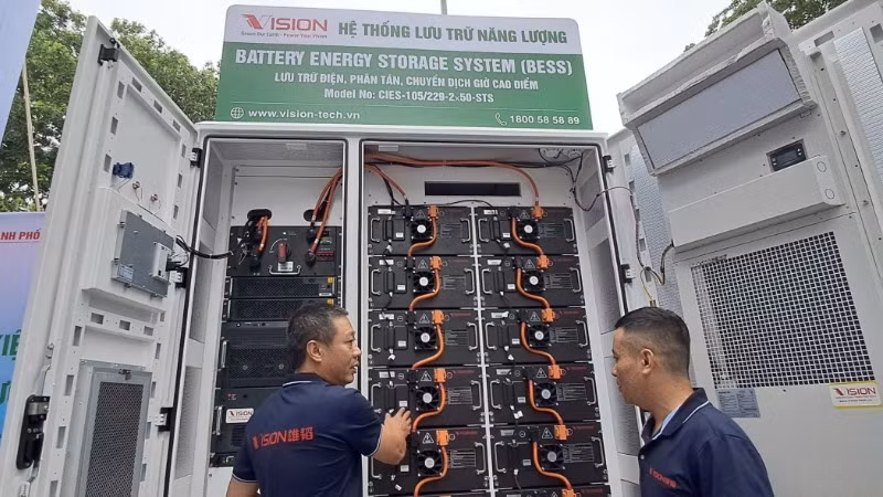 Doanh nghiệp giới thiệu các giải pháp tiết kiệm điện hiệu quả tại Lễ phát động. (ẢNH: NGUYÊN TRANG)