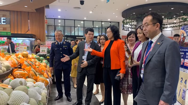 Đoàn công tác kiểm tra việc dự trữ hàng hóa và tổ chức kinh doanh tại siêu thị Aeon Hà Đông (Hà Nội). Đoàn công tác kiểm tra việc dự trữ hàng hóa và tổ chức kinh doanh tại siêu thị Aeon Hà Đông (Hà Nội).