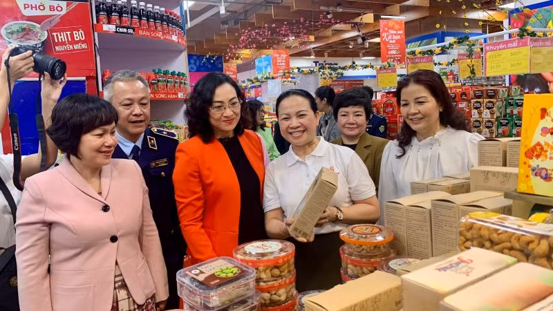 Đoàn công tác kiểm tra siêu thị Co.opMart Hà Nội (đường Nguyễn Trãi, quận Hà Đông, Hà Nội).