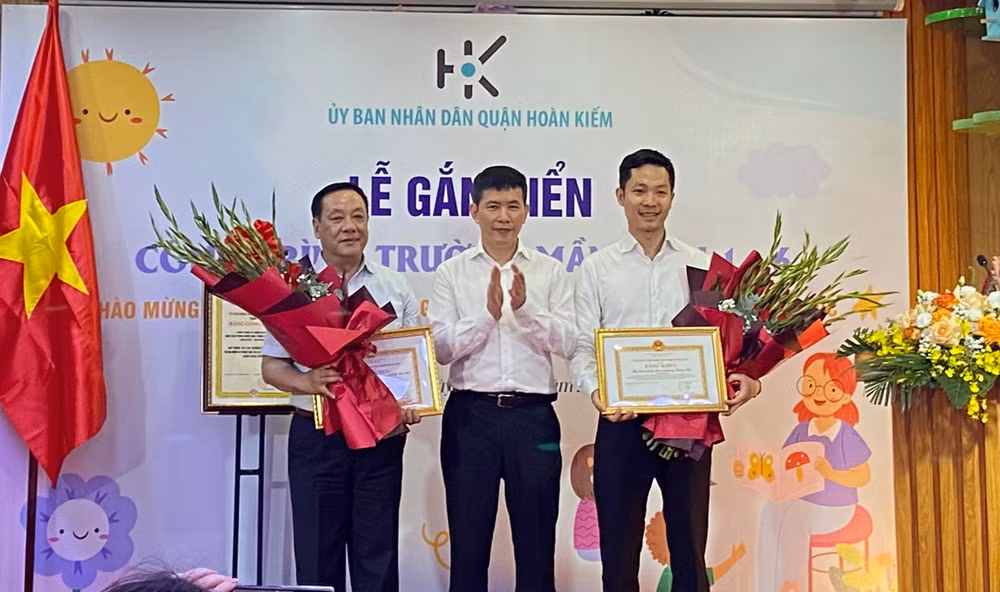 Lãnh đạo quận Hoàn Kiếm trao tặng Bằng khen cho các tập thể, cá nhân có thành tích trong triển khai dự án xây dựng, cải tạo Trường Mầm non 1-6. Lãnh đạo quận Hoàn Kiếm trao tặng Bằng khen cho các tập thể, cá nhân có thành tích trong triển khai dự án xây dựng, cải tạo Trường Mầm non 1-6.