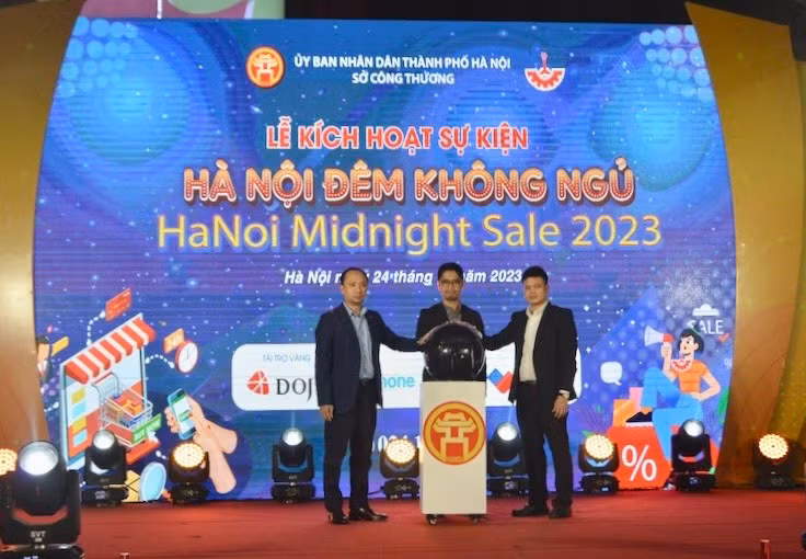 Các đại biểu thực hiện nghi thức kích hoạt sự kiện.