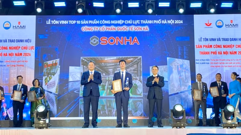 Lãnh đạo thành phố Hà Nội trao chứng nhận TOP 10 sản phẩm công nghiệp chủ lực năm 2024.