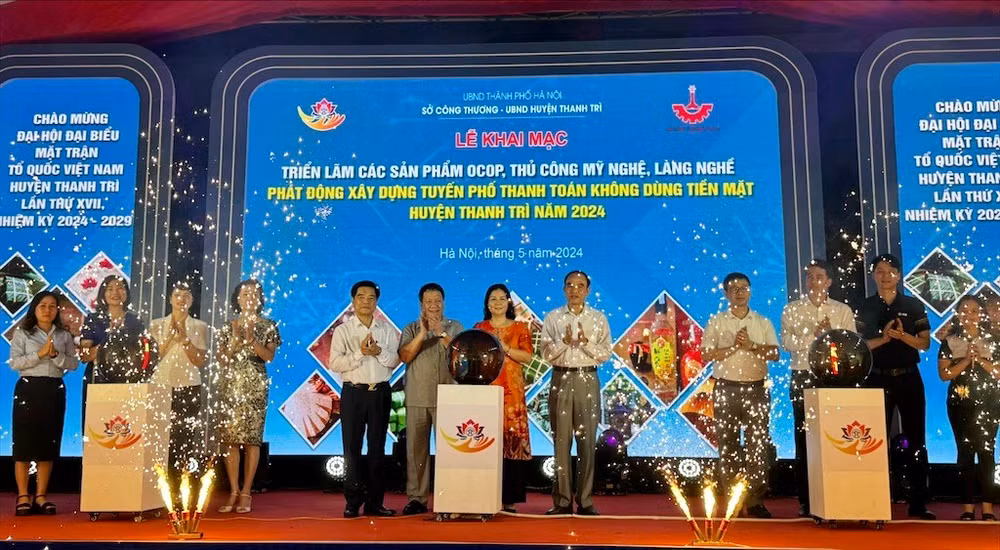 Các đại biểu thực hiện nghi thức khai mạc chương trình. Các đại biểu thực hiện nghi thức khai mạc chương trình.