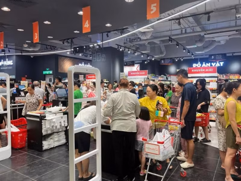 Siêu thị FujiMart tại toà nhà BRG Lê Văn Lương sáng 8/9 đông khách đến mua sắm. Siêu thị FujiMart tại toà nhà BRG Lê Văn Lương sáng 8/9 đông khách đến mua sắm.