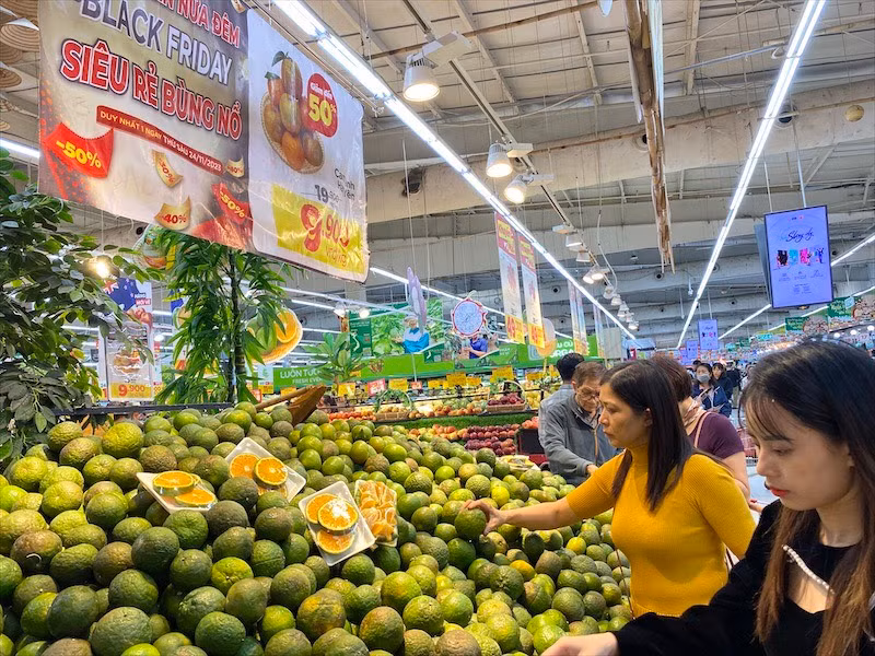 Hệ thống bán lẻ thuộc Tập đoàn Central Retail triển khai nhiều chương trình giảm giá với các mặt hàng tiêu dùng thiết yếu.