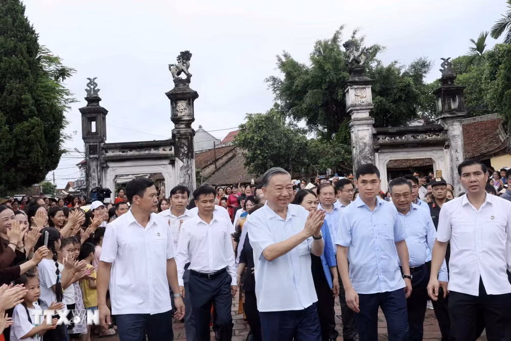Chủ tịch nước Tô Lâm với nhân dân Làng cổ Đường Lâm. Chủ tịch nước Tô Lâm với nhân dân Làng cổ Đường Lâm.